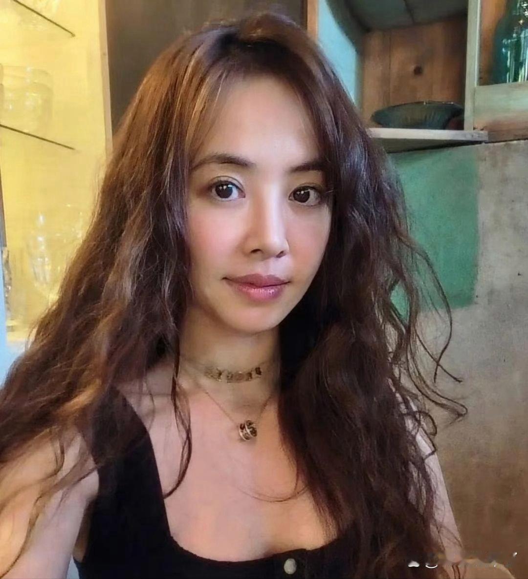 蔡依林皮肤状态绝了，通透细腻，紧致感满满，气质格外亮眼。 