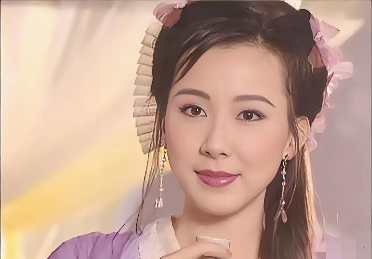 讲真，这个扇子头饰真的不好看。林诗音看起来确实挺好看的，但她是靠扇子旁边的紫色小