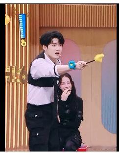 檀健次的声音真的太绝了，低沉又带磁的低音炮一出来，瞬间就被蛊到了。听他说话唱歌都