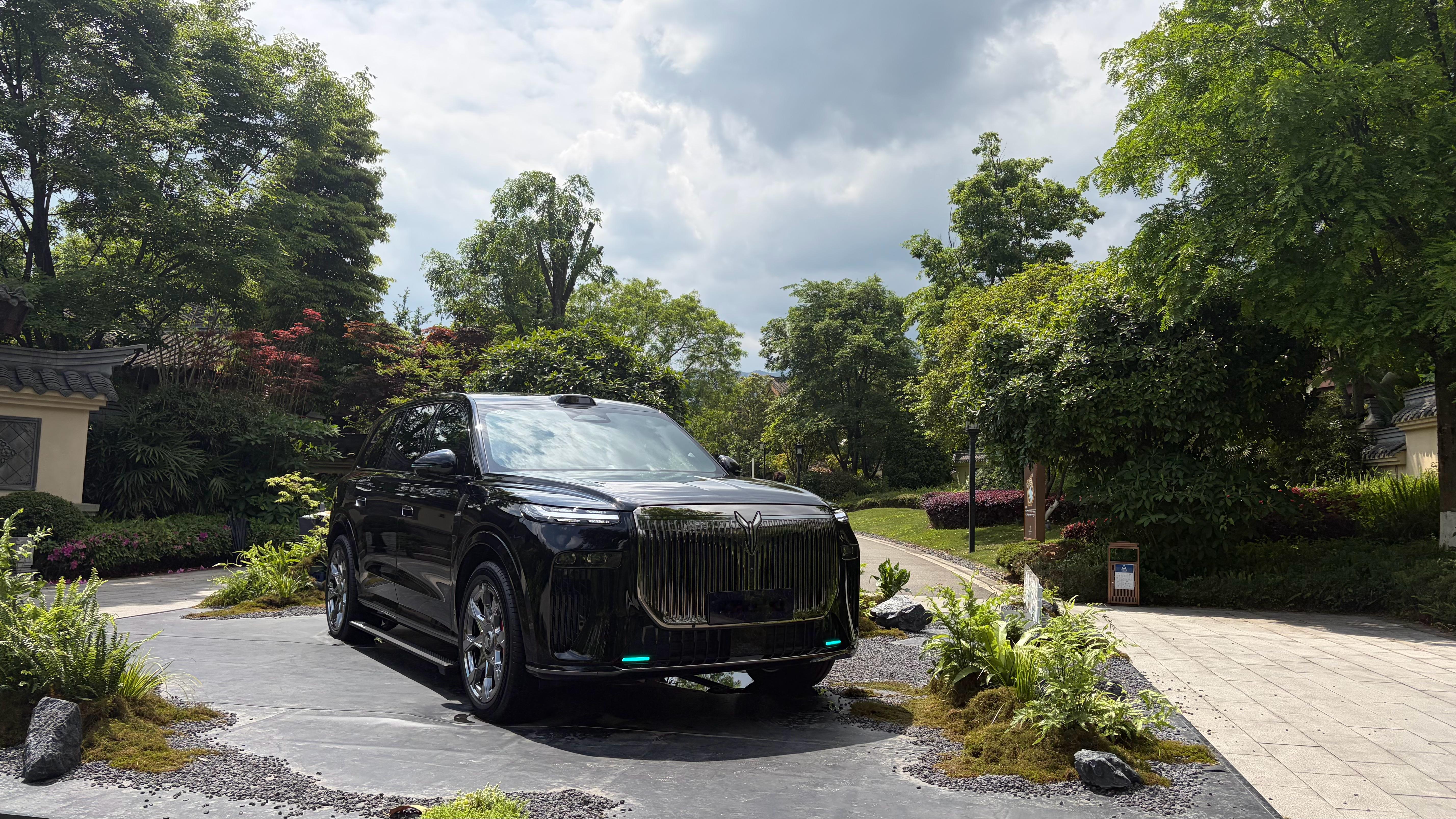 兄弟们，黑武士的岚图泰山真的帅啊！黑色的镜面进气格栅在常规版本的基础上更有藏锋的