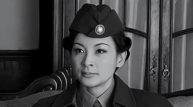 [微风]1940年，地下党康乃尔正在茶楼玩牌，一军统美女突然拍了了拍他的肩膀，使