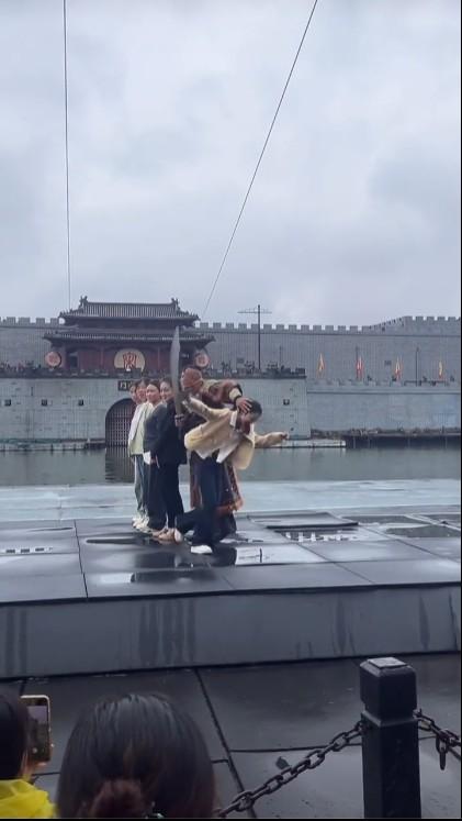 女生上台表演被演员扯摔在地上头号创作者激励计划这明显是编排的一个节目效果，也是常
