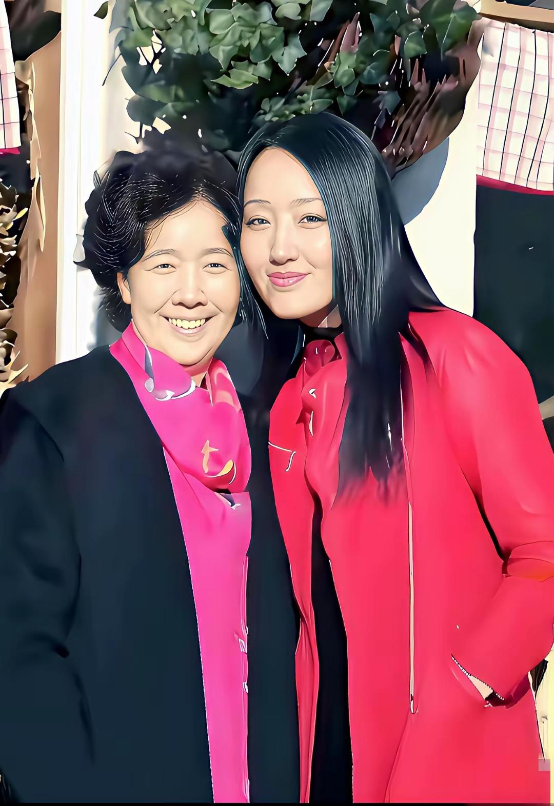 歌后杨玉莹，
与母喜相逢。
亲昵拍个照，
温馨血脉情。