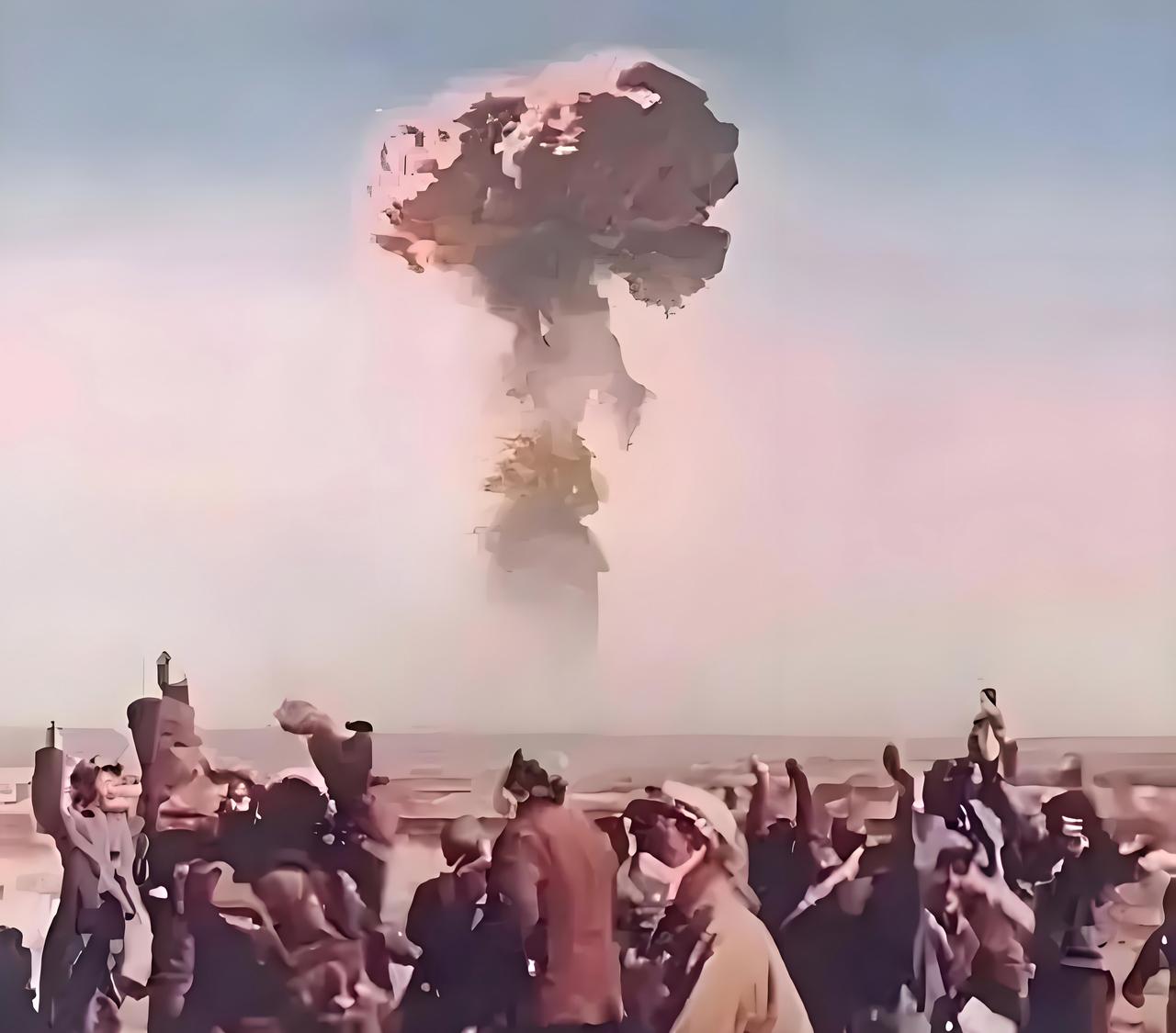 1967 年 6 月 17 日，新疆罗布泊上空，一朵蘑菇云腾空而起，中国第一颗氢
