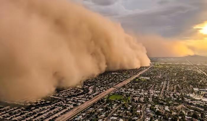 沙尘再度来袭，陕西已经被包围

今天早上陕北、关中好多地方都被黄沙盖得严严实实的