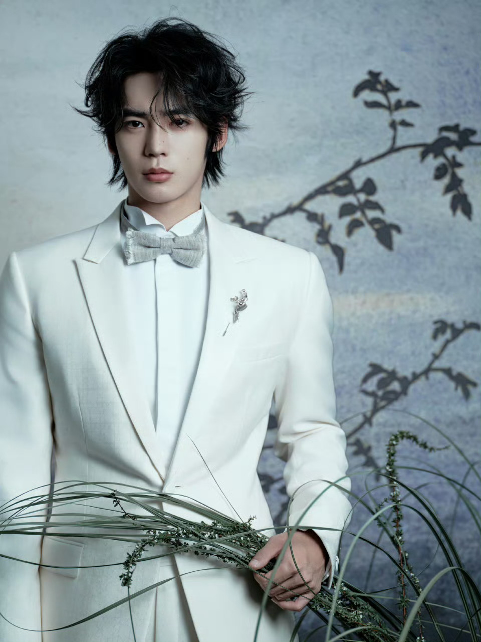 于适卷毛白马王子 DIOR LADY ART 活动造型 