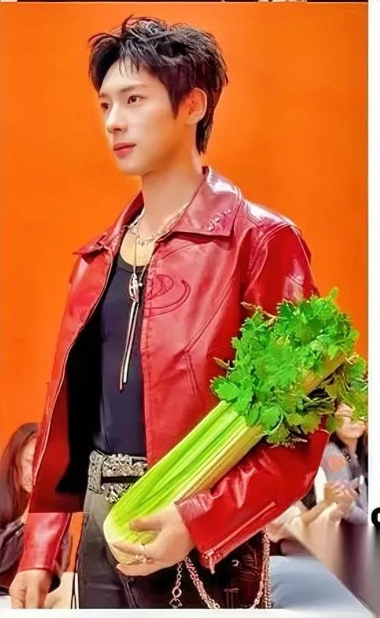 刚在街上撞见个男生，手里攥着棵“芹菜”。

凑近一看我直接傻了——那居然是个包！