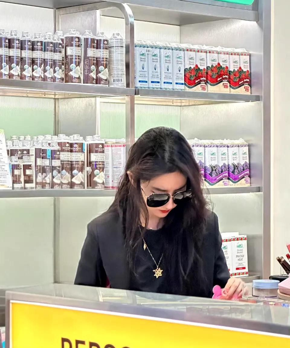 刘亦菲引发热议！
10月28日，刘亦菲突然引发了热议，只因为有网友在泰国机场偶遇