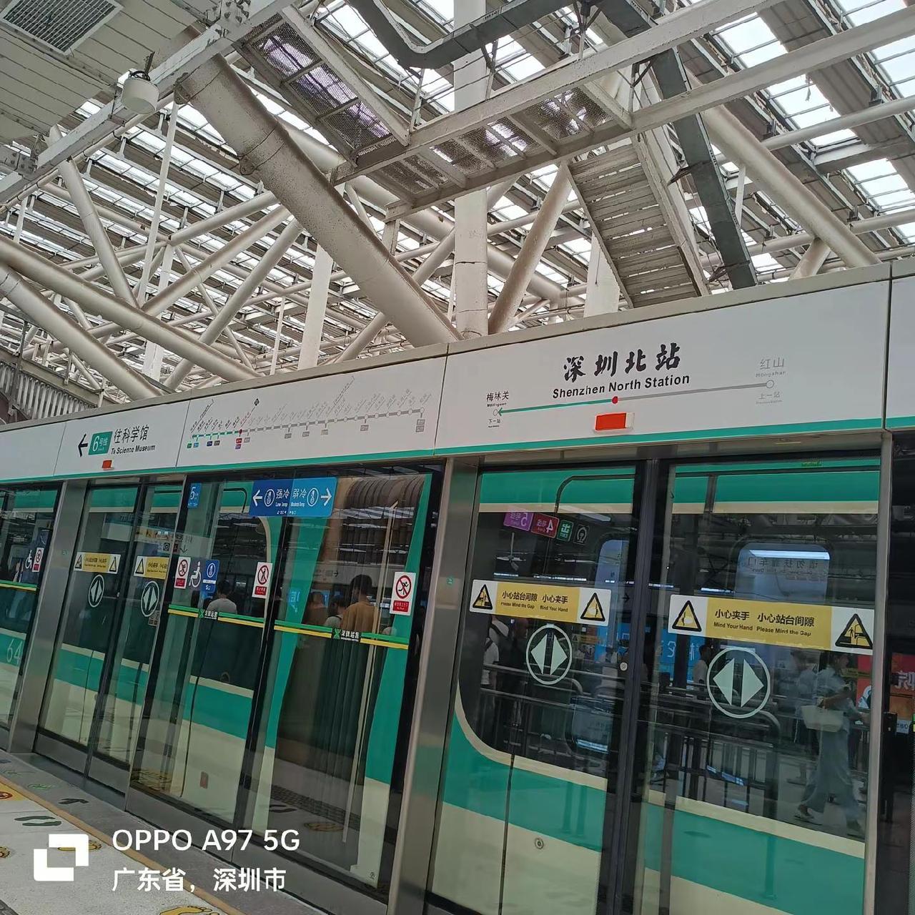 今天星期一，深圳地铁六号线，很多人坐地铁啊，坐地铁都没有位置坐，还有些人拉着行李