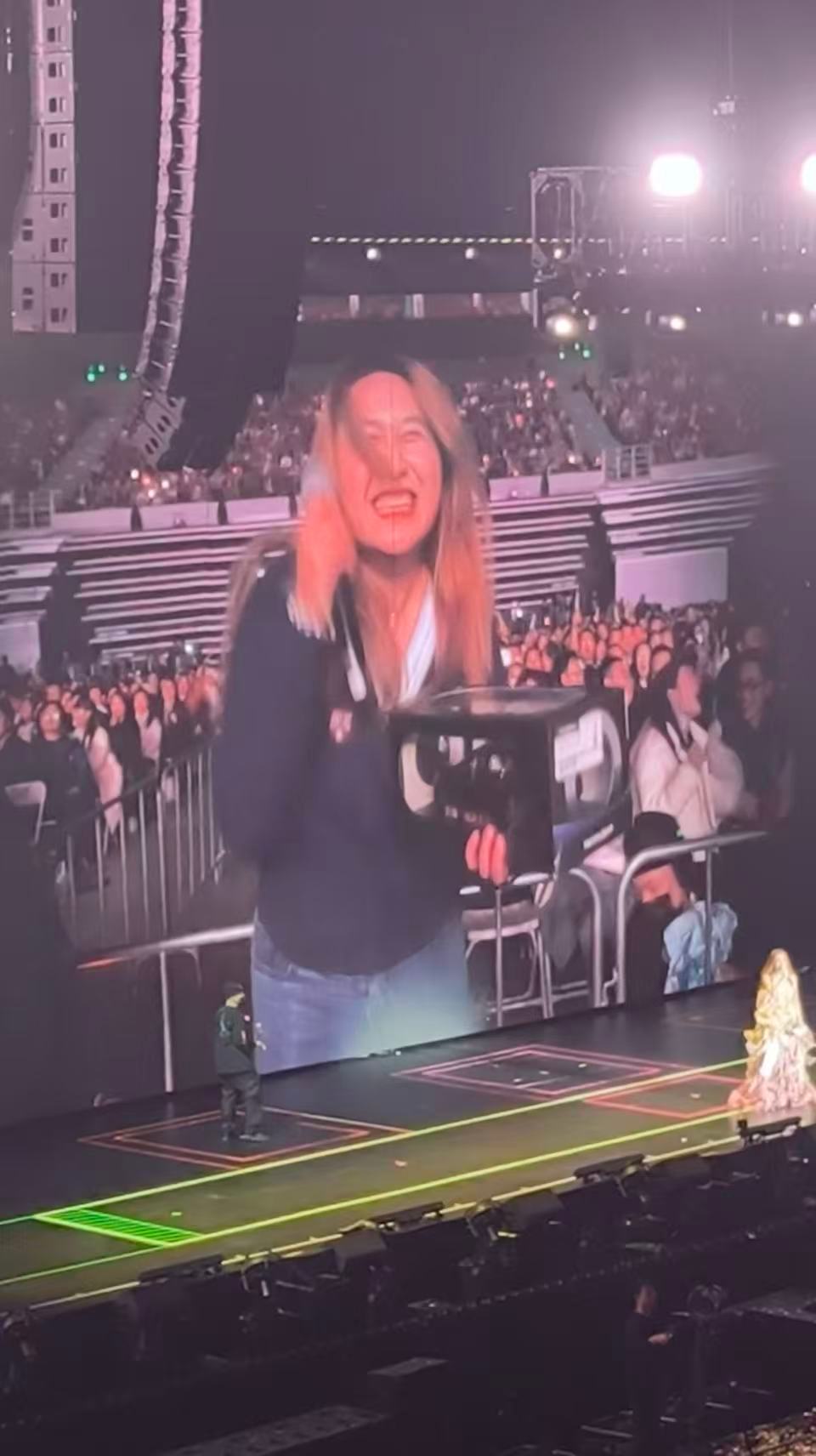 张靓颖演唱会现场送车诚意给足了，亮点够硬核，天籁·鸿蒙座舱确实火得有道理。才上市