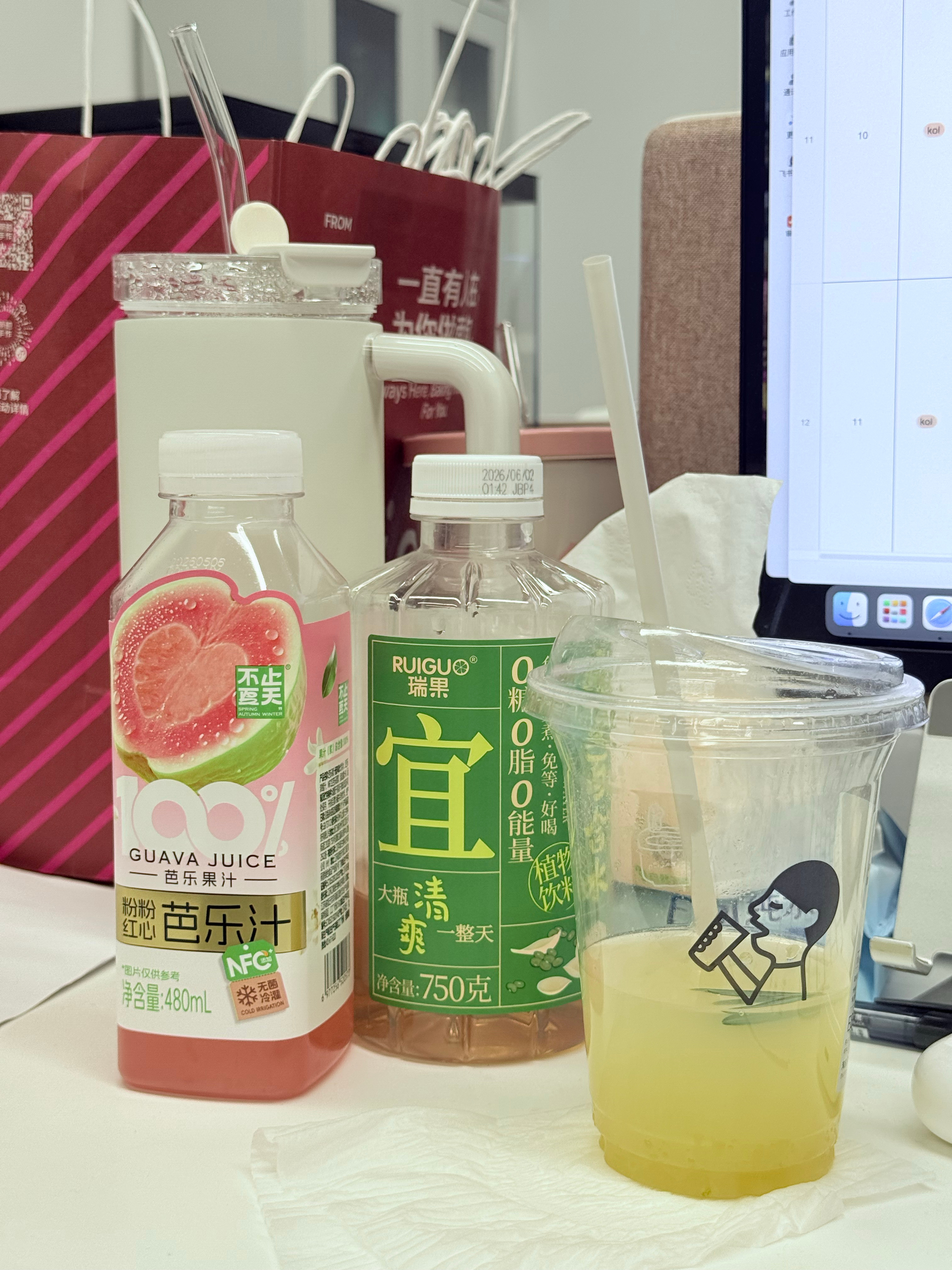 一到加班我的工位就长这样