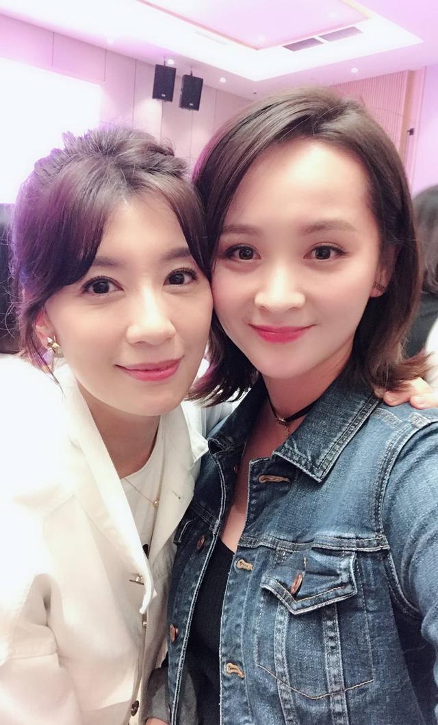 贾静雯真是个无敌的存在，不管她处在什么状态，和女星合影都是漂亮的存在。她和邓莎合