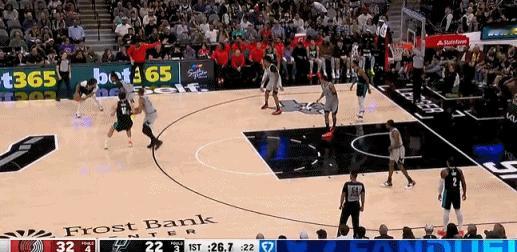 真不容易！杨瀚森终于摸到球了！
在今天NBA常规赛开拓者对阵马刺的第一节比赛末，