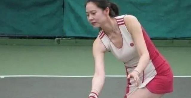 1982年她在比赛期间背叛了祖国，以“政治避难”为由投向了美国的怀抱，令中国队痛