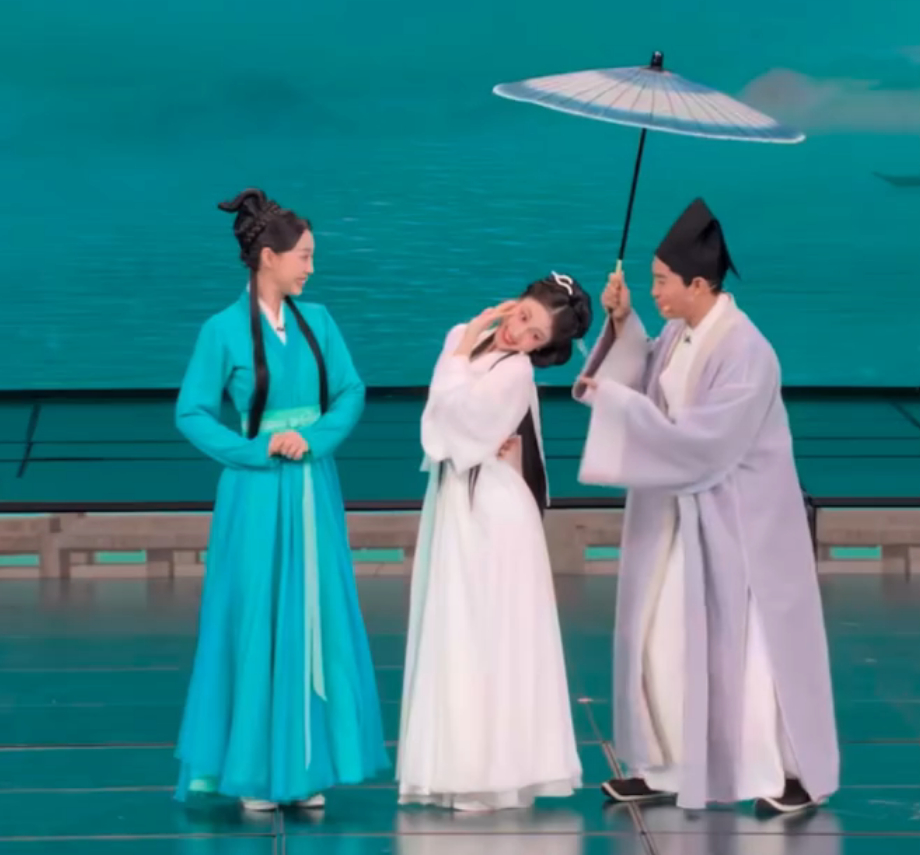 张小婉在赵雅芝面前演白蛇 真的想夸一夸《借伞》！节目就是非常新颖好看~而且还有张