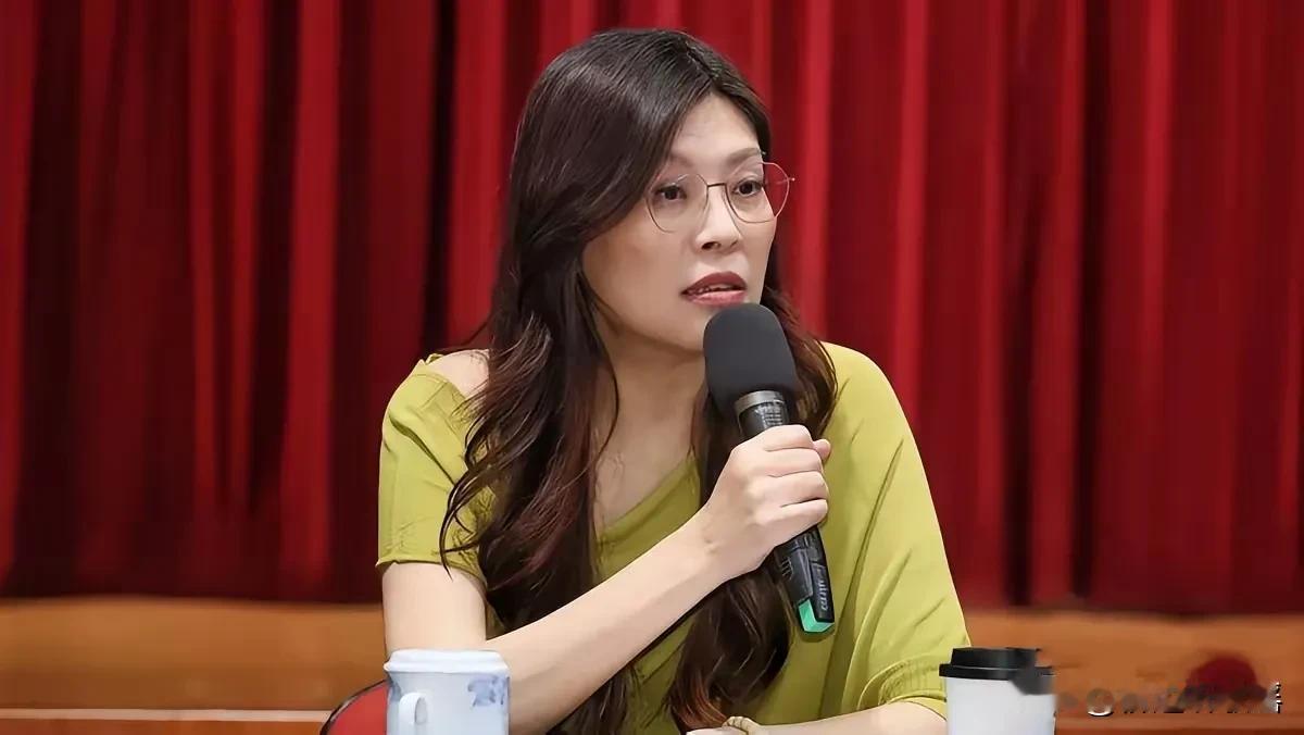 郑丽文真能来事，昨天搞了个大动作，她把驻台40多名代表都请到党中央党部，分享她参