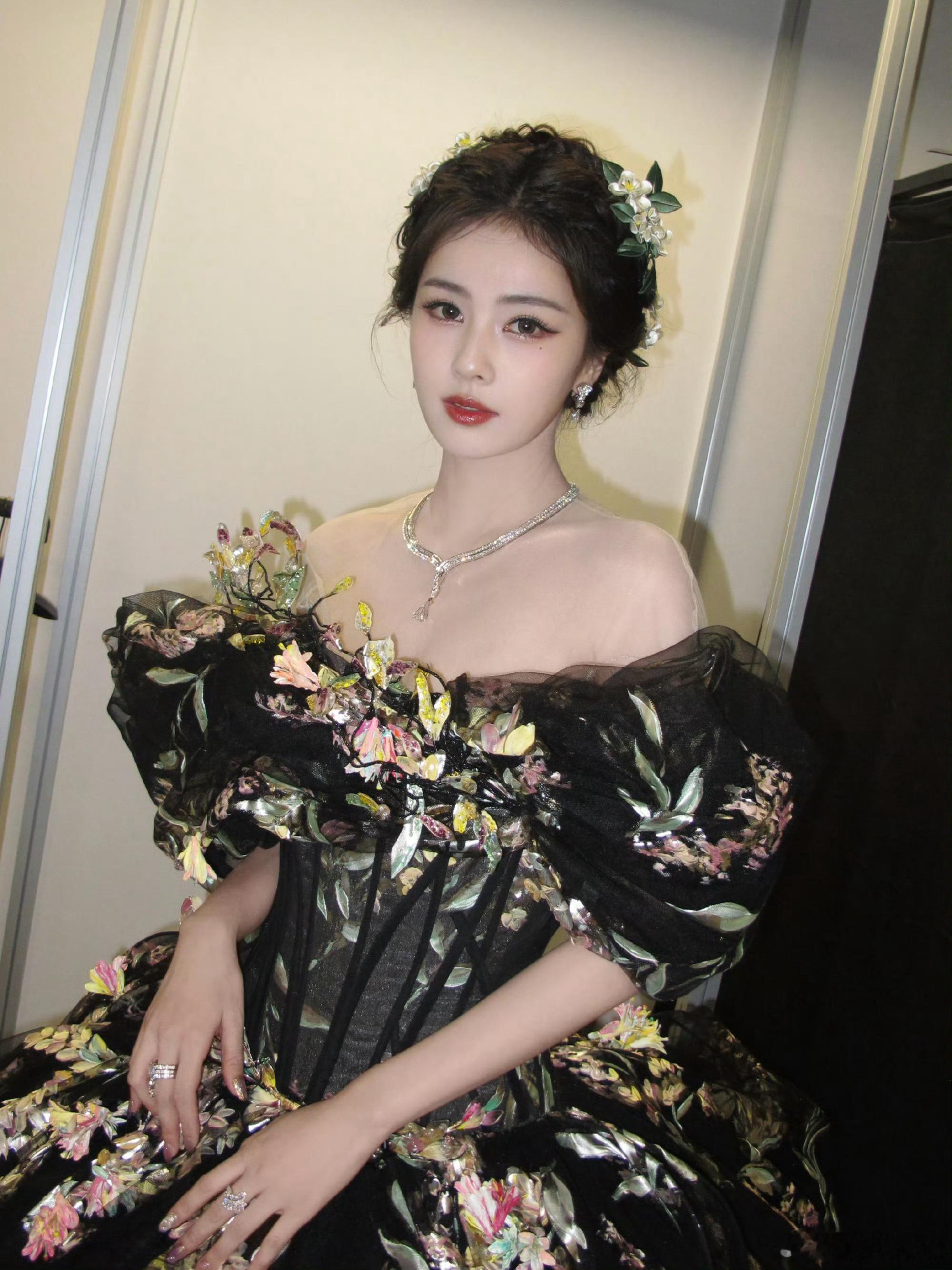 白鹿田曦薇陈都灵星光大赏第二套造型出图，各位真是美得让人睁不开眼星光大赏