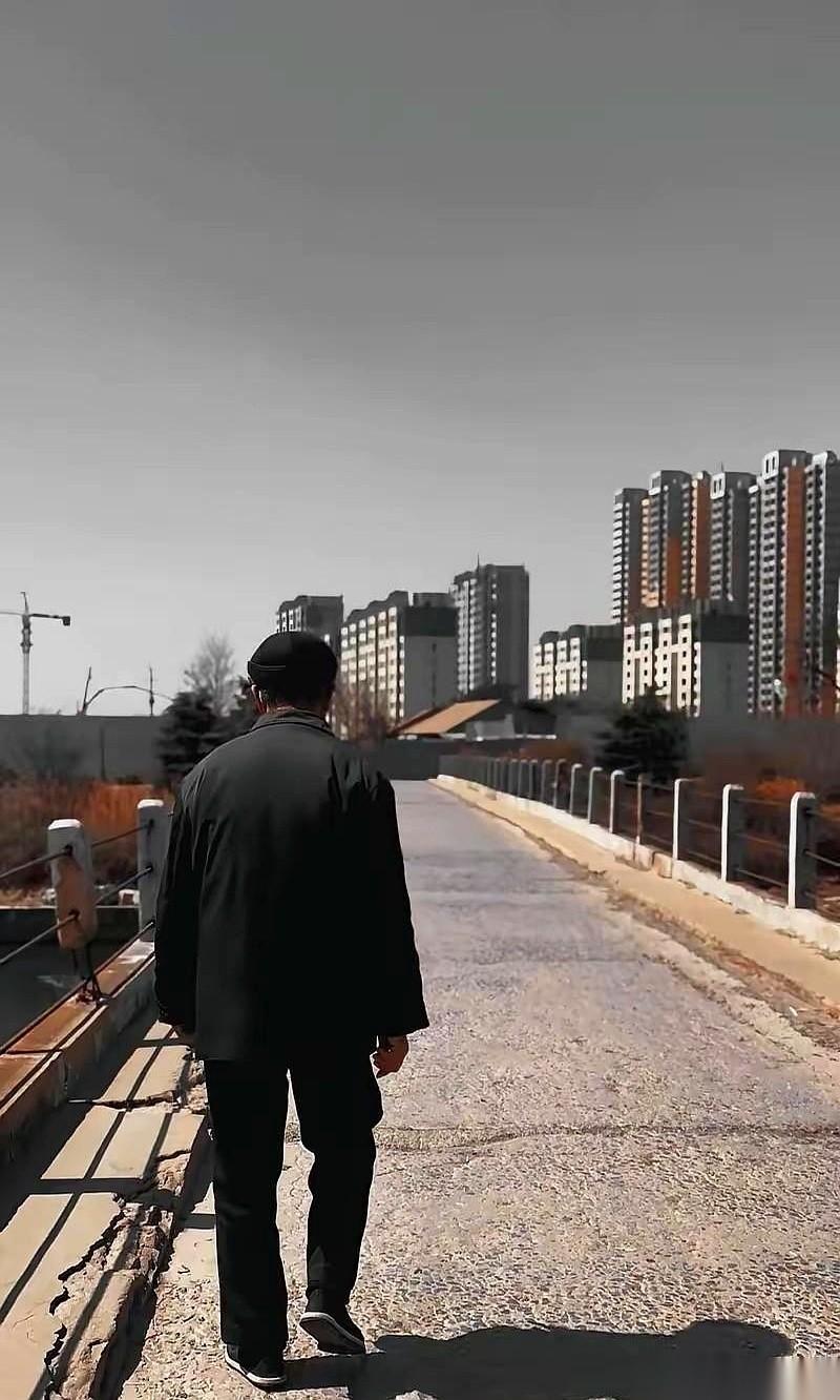 我爸有个老乡，以前在单位是个小领导。那时候，他手里的公章还没凉透，关于他和女同事
