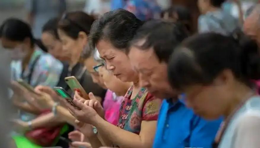 角色互换！当年没收你手机的父母，如今正被网瘾困住晚年。
 
不知大家有没有发现，