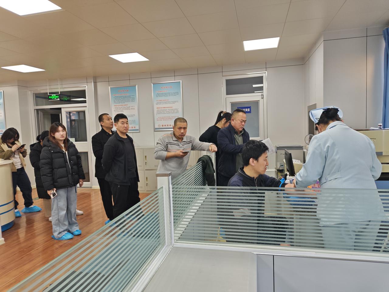 谁说没人献血？这可是初三一早的德州献血机采大厅。