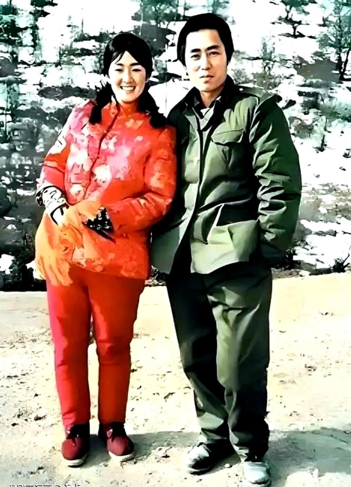 一张老照片，把他俩的故事又翻了出来。

他镜头下的她，一颦一笑都成了经典，直接封