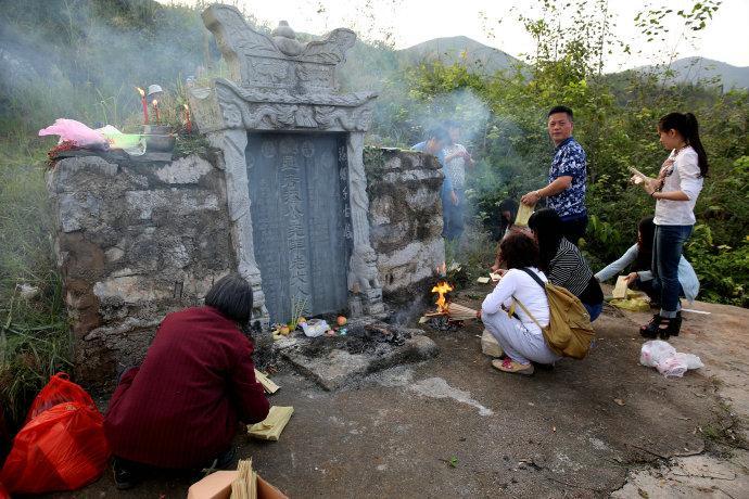 男子给爷爷奶奶扫墓时，发现墓碑上没有自己和父亲的名字，将叔伯姑姑5人告上法庭。这