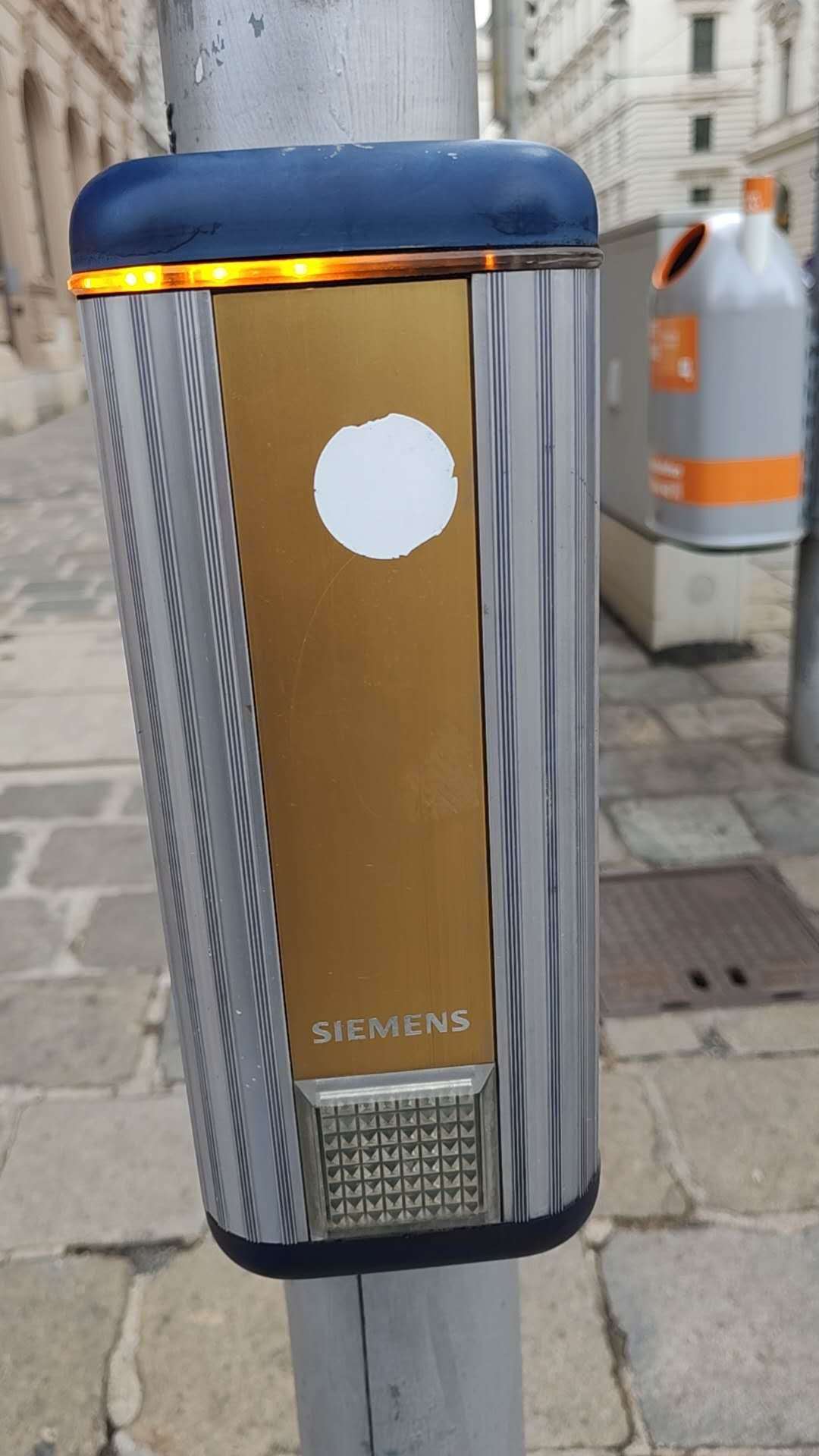 在维也纳街头看到的西门子生产的无障碍行人过街按钮 