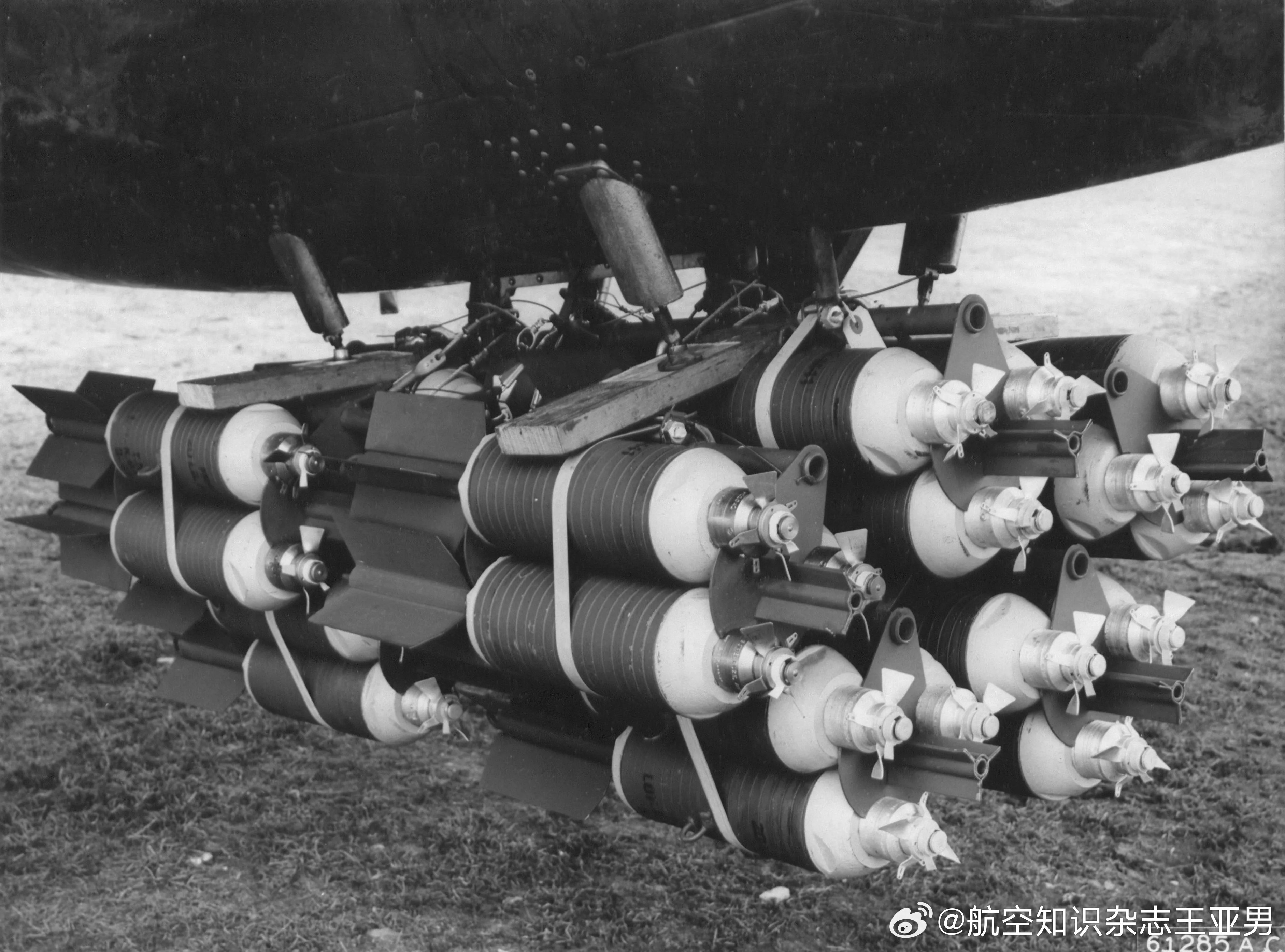 美军共和P-47“雷电”战斗机翼下挂载的破片集束炸弹，1944年2月15日，英国