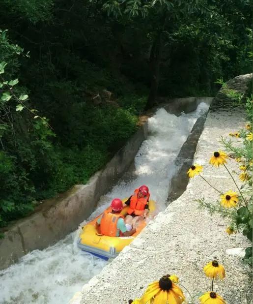 最惊险的一次漂流

2019年应朋友邀请，一起去石景山区一处玩漂流。
之前在黑龙