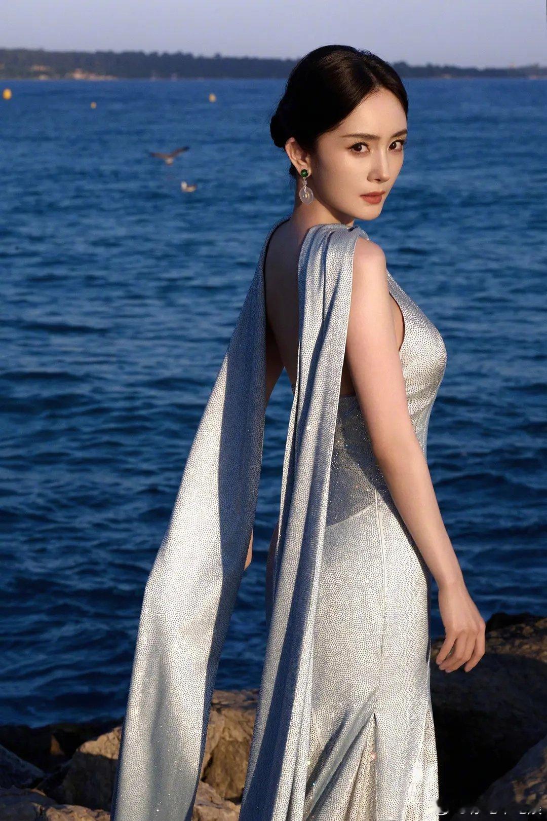 用一片海 杨幂和唐嫣这对曾经的闺蜜给人的感觉却不同 ​​​