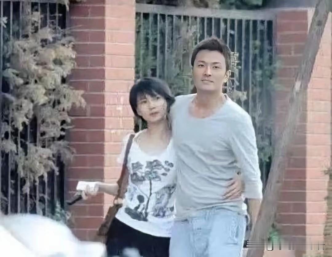 高圆圆当年和演员于小伟谈了两年恋爱，也是公开最多，那时候也许是真爱的到来，但是后