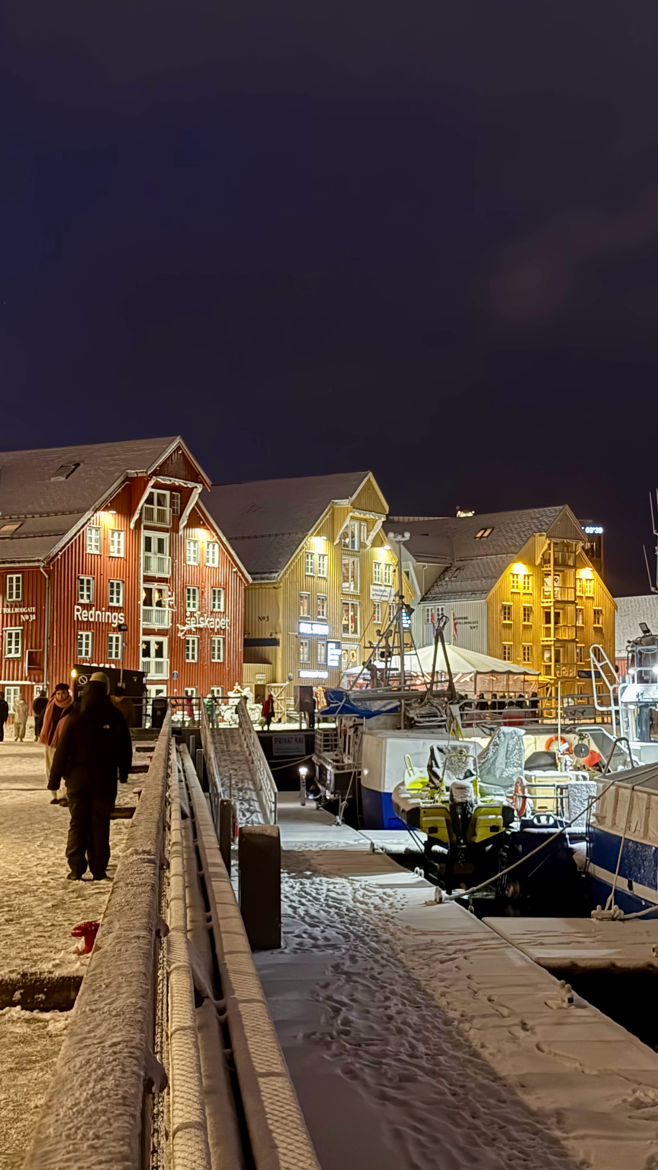 𓄹跟世界请个假，从人间蒸个发💨爱特罗姆瑟的雪 💫 深夜的峡湾 🛶以及恰合