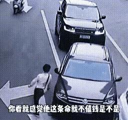 谁的责任？
大姐迈着六亲不认的步伐迎车走来，白车为了安全一个刹车，大姐逃过一劫。