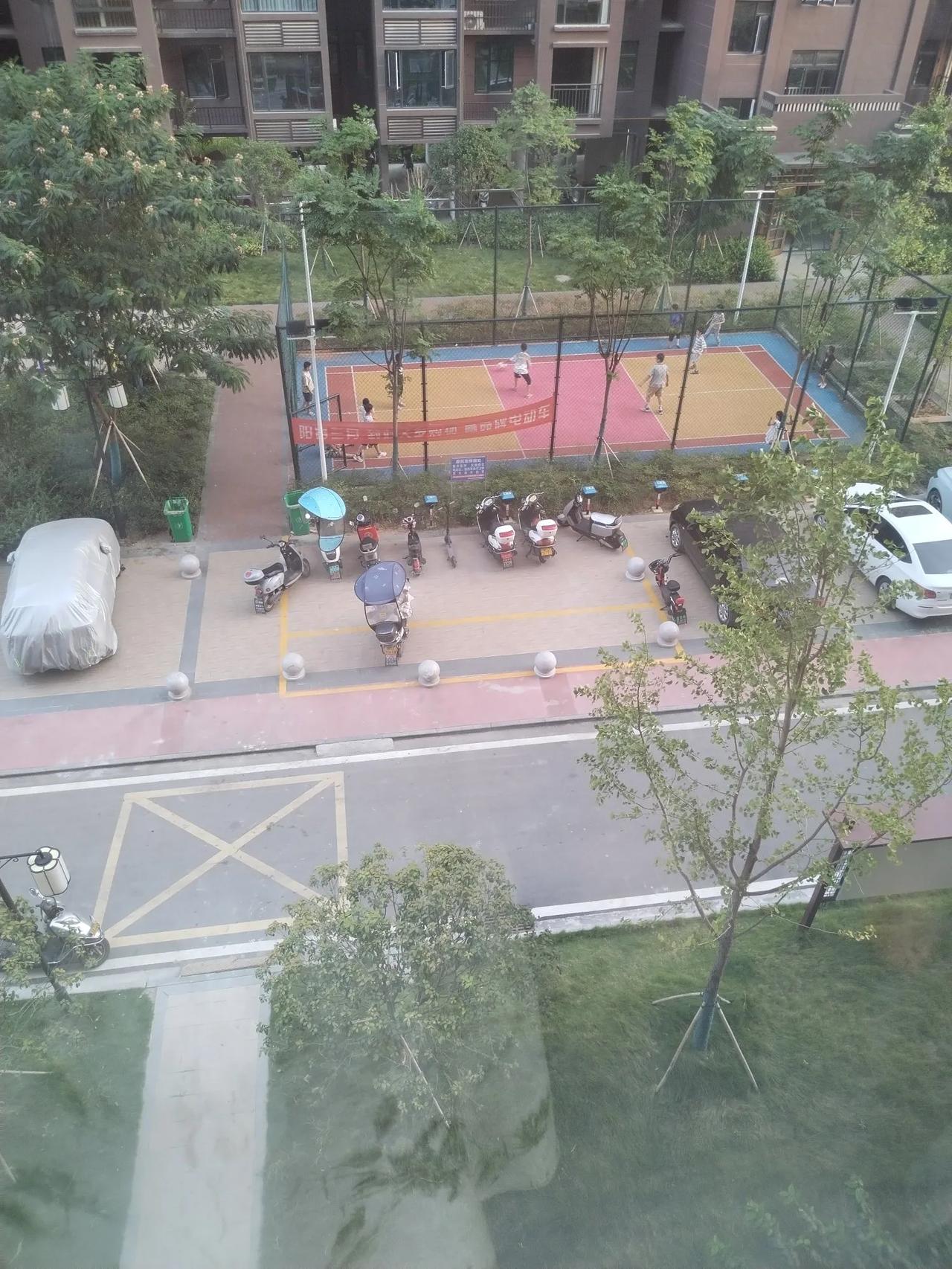 现在的大学真的很“费钱”，粗略算了下：
学费，住宿费，书费：13900块
手机：