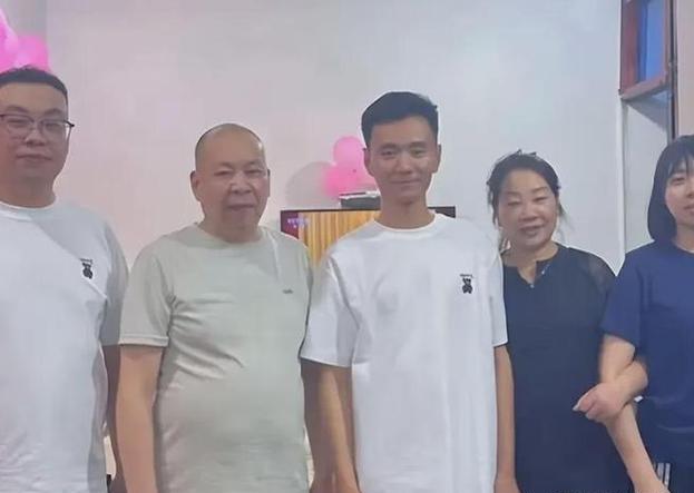 2024年，浙江温州一位资产过千万的商人接到一个电话：“您33年前早夭的儿子在找