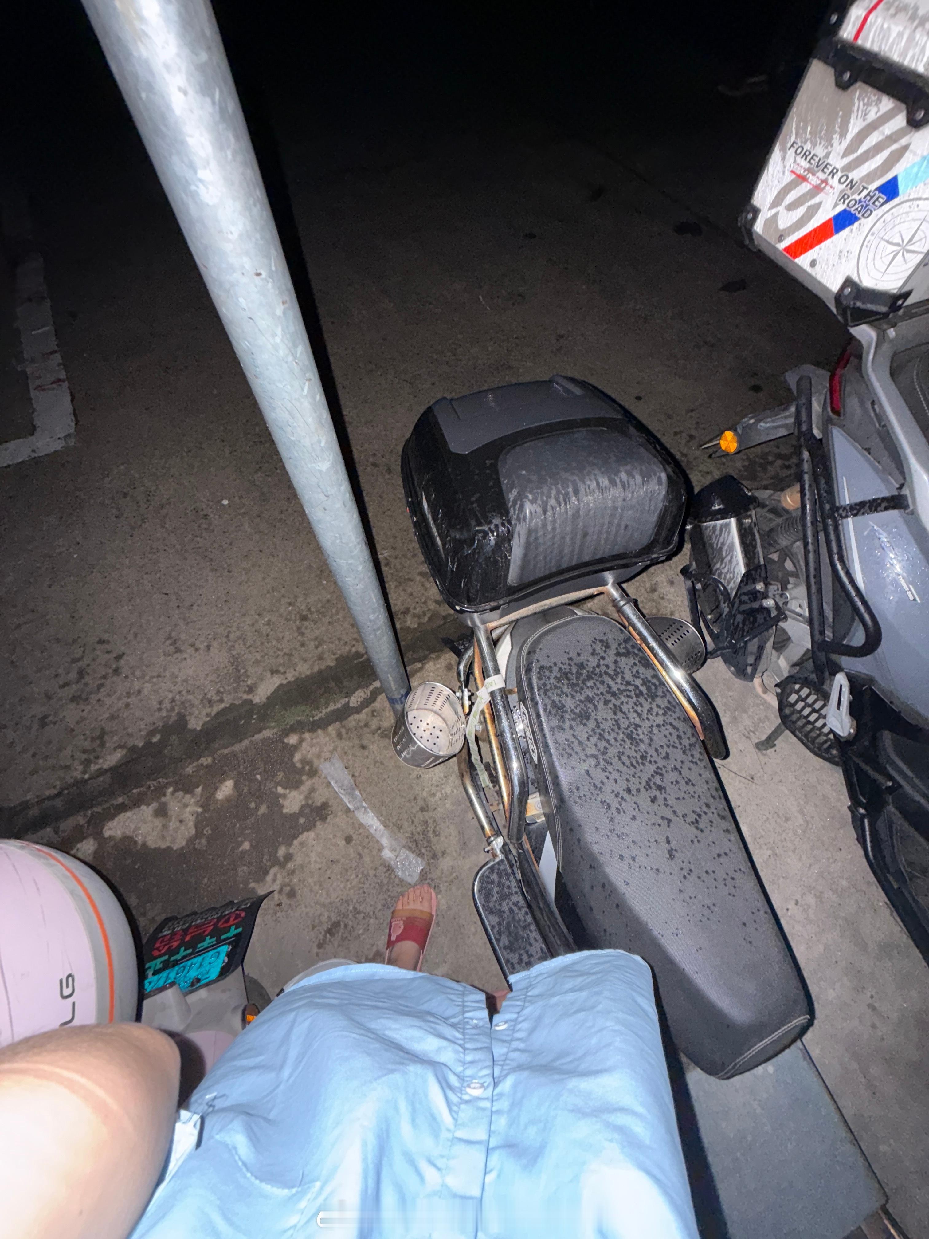 下楼给我的小车车充个电的功夫忽然下起了大暴雨