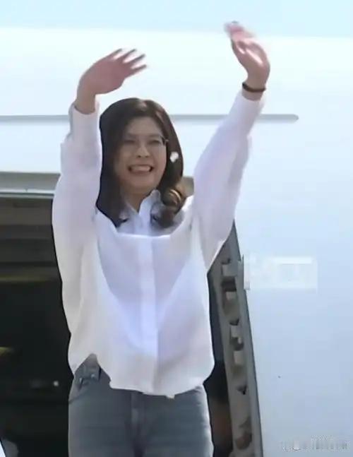 *郑丽文这回真被问住了！街头被台湾女生怼得哑口无言：当年日本占台湾问过百姓吗？港