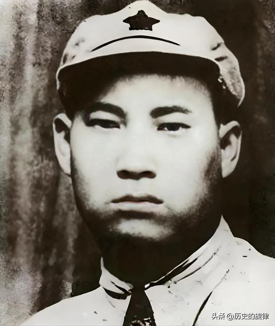 1938年，贺炳炎前去收编七千民众自卫队，对方头子傲慢叫嚣：“把你的司令让给我！
