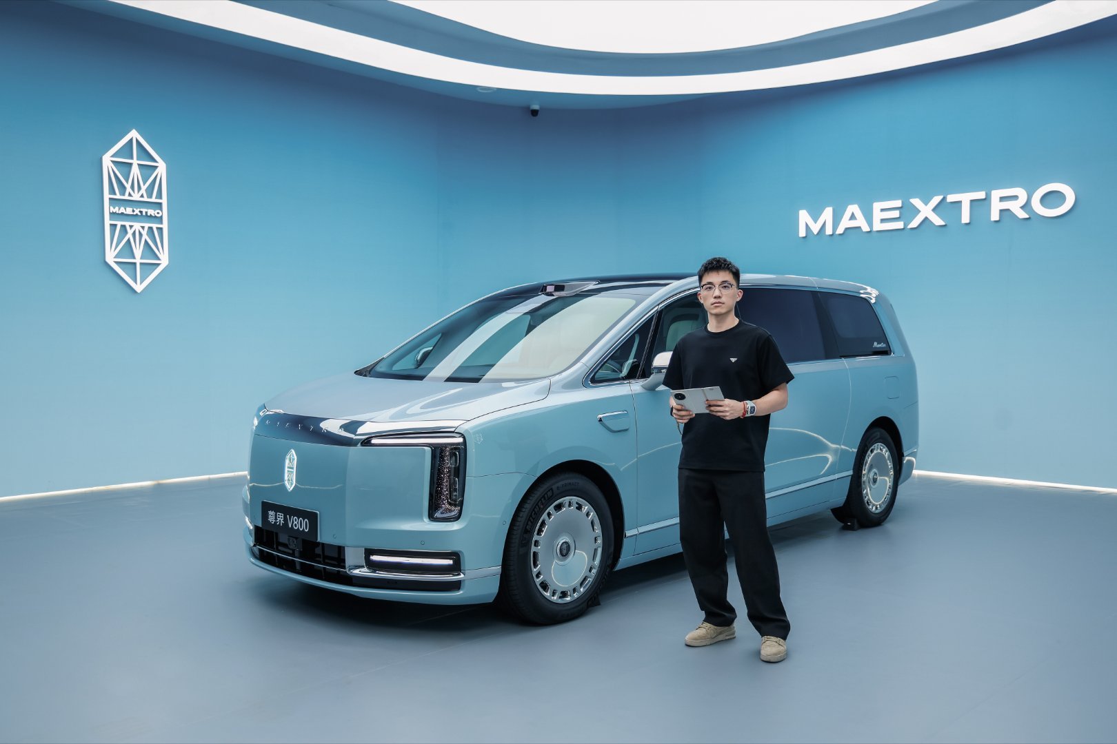 余承东首曝尊界V800新色尊界V800云水天青配色，实车真的好好看 