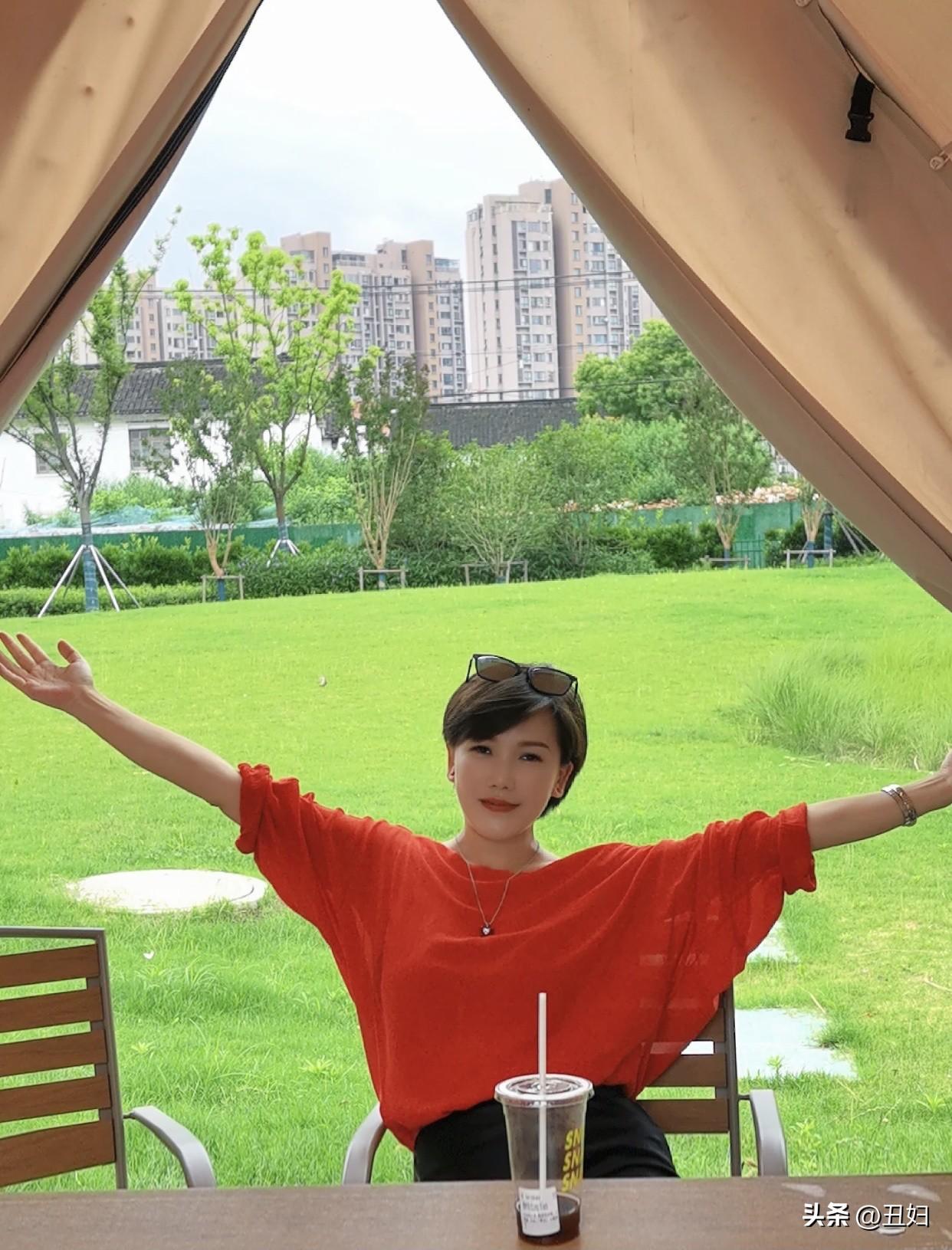 你眼中春日里的温婉风姿是什么样的是人们漫步在春光里，脸上洋溢的笑容。