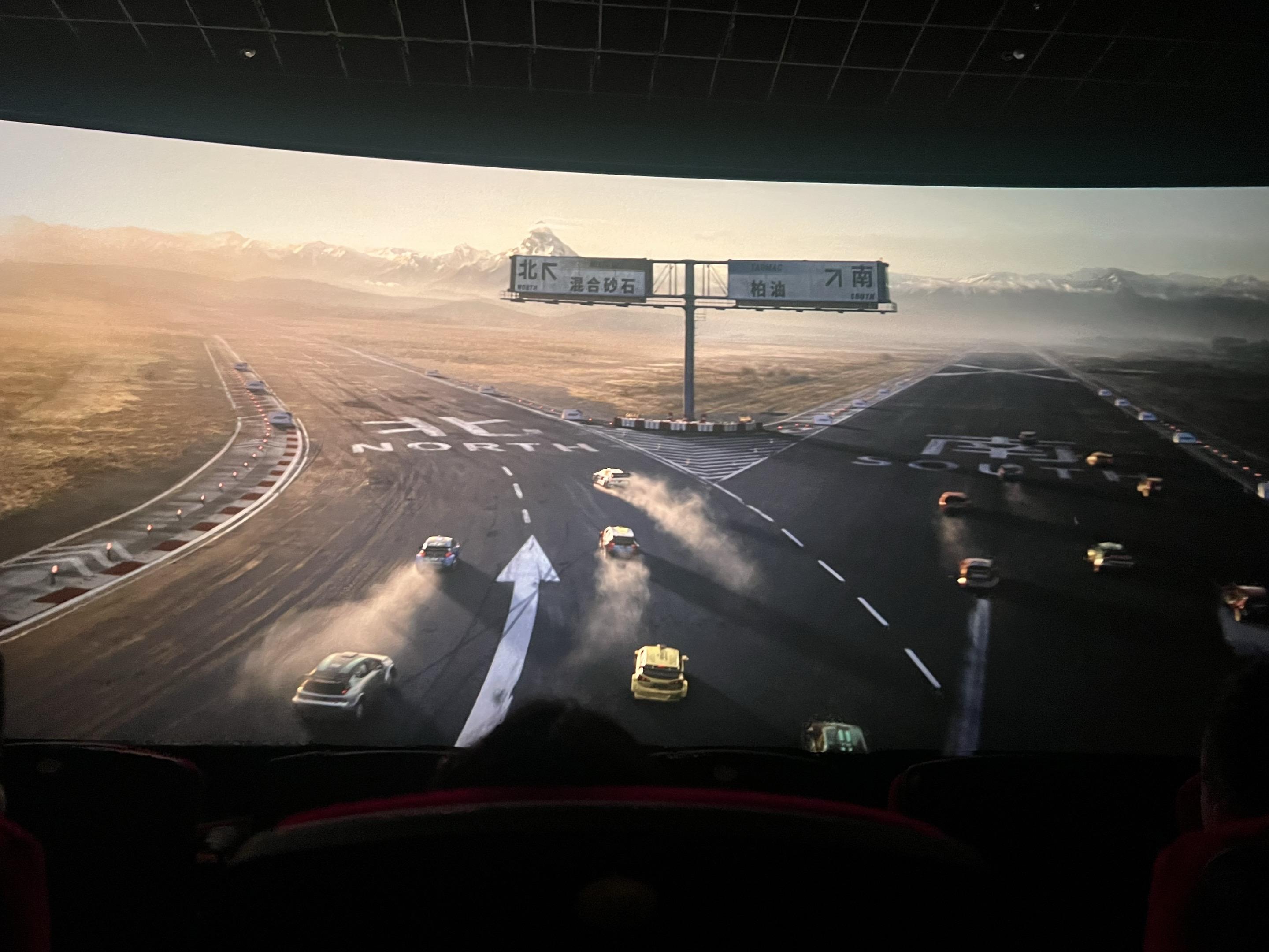 一人分享一句电影台词。黄色的树林里分出了两条路 ，而我选择了人际更少的...