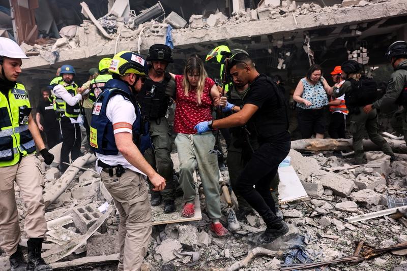 突发！中东战火蔓延，杭州妈妈带娃被困迪拜，导弹碎片从天而降，全球航班大乱
 
美