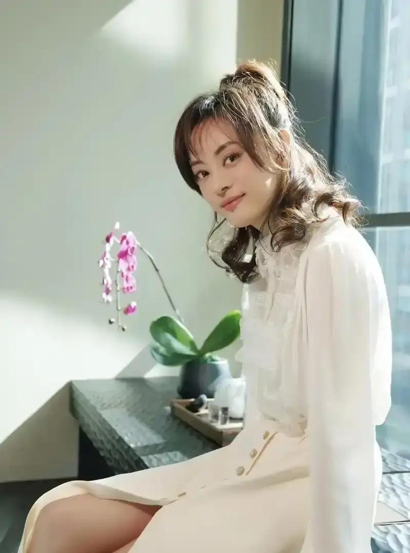 说起孙俪，很多人都觉得她现在是大明星，风光无限

但有件事，我每次想起来，心里都