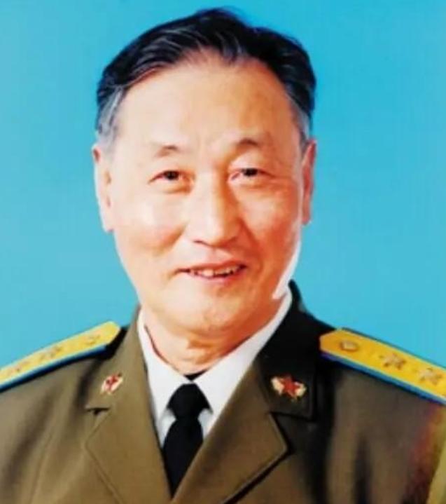 1951年，志愿军飞行员刘玉堤在返航途中，无意间发现，自己身下竟有一群黑压压的敌