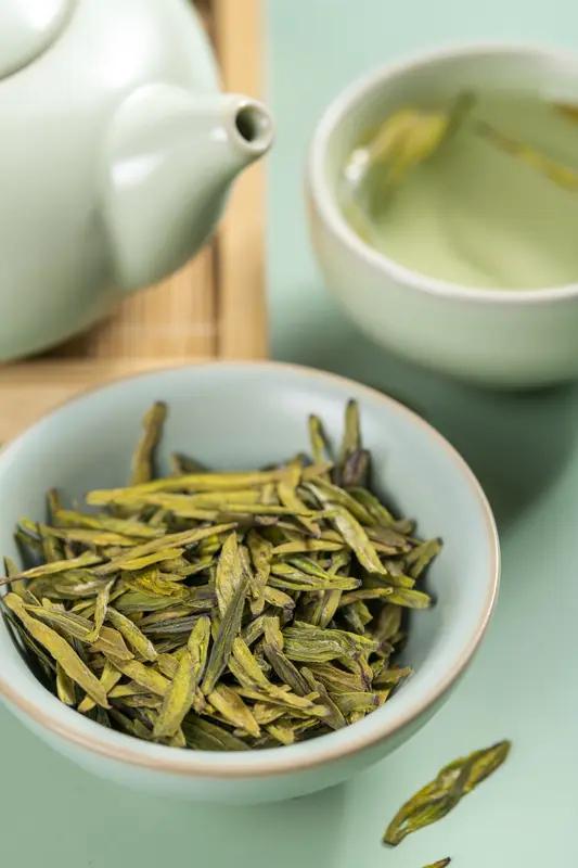 选绿茶时，明前和雨前确实得看个人喜好。就拿我来说，之前买过西湖龙井明前茶，那芽头