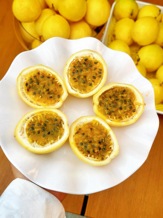 震惊‼️我家挑食怪居然抢着吃百香果❓