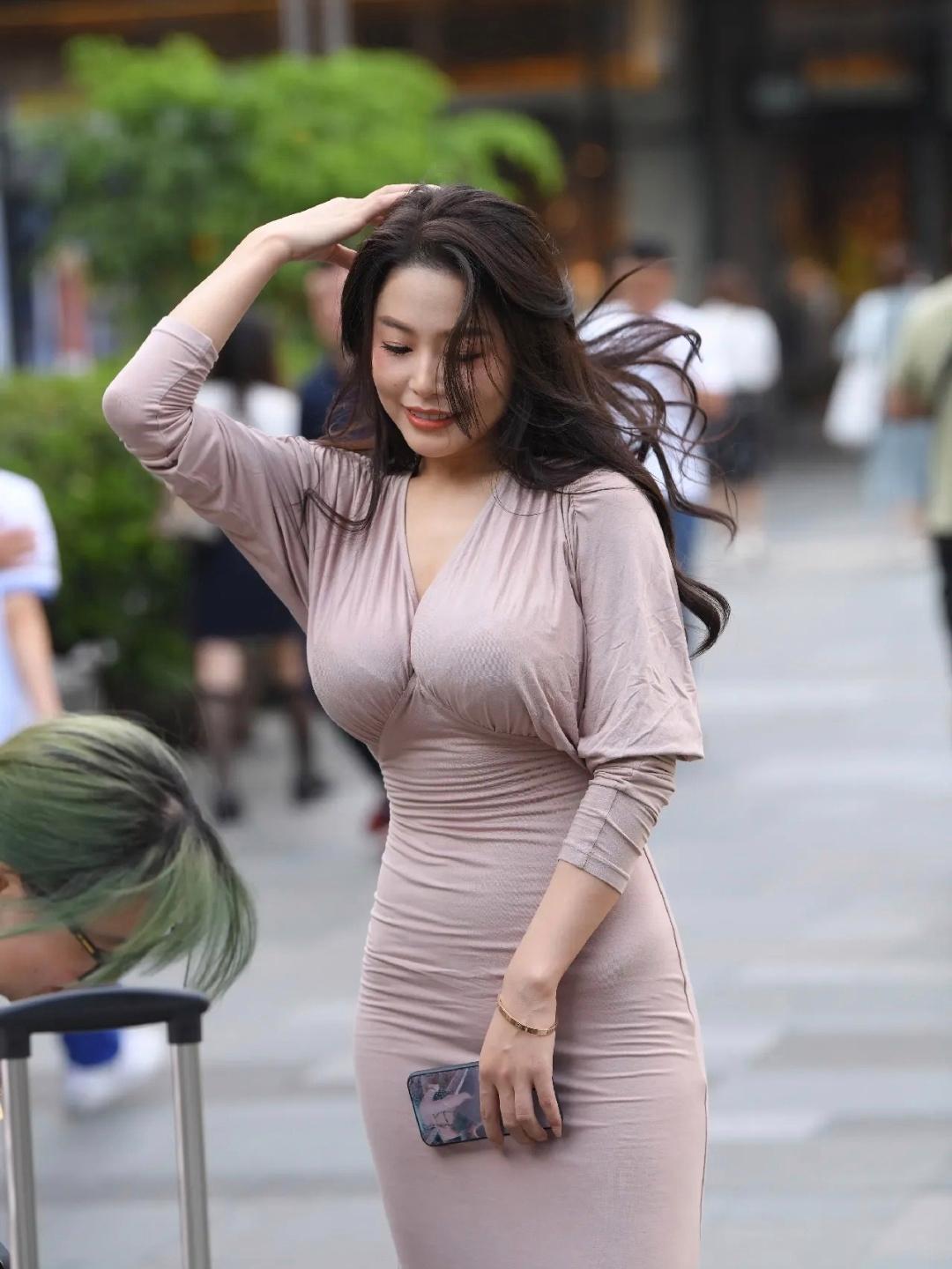 这个美女，肯定是整条街最亮眼的存在。