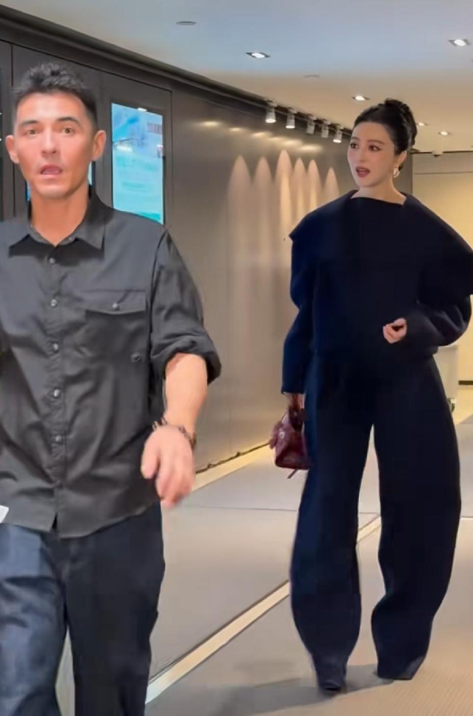 身材那么好颜值又超高的女人，穿上这套衣服，瞬间变成了罗圈腿，有种大妈的既视感。