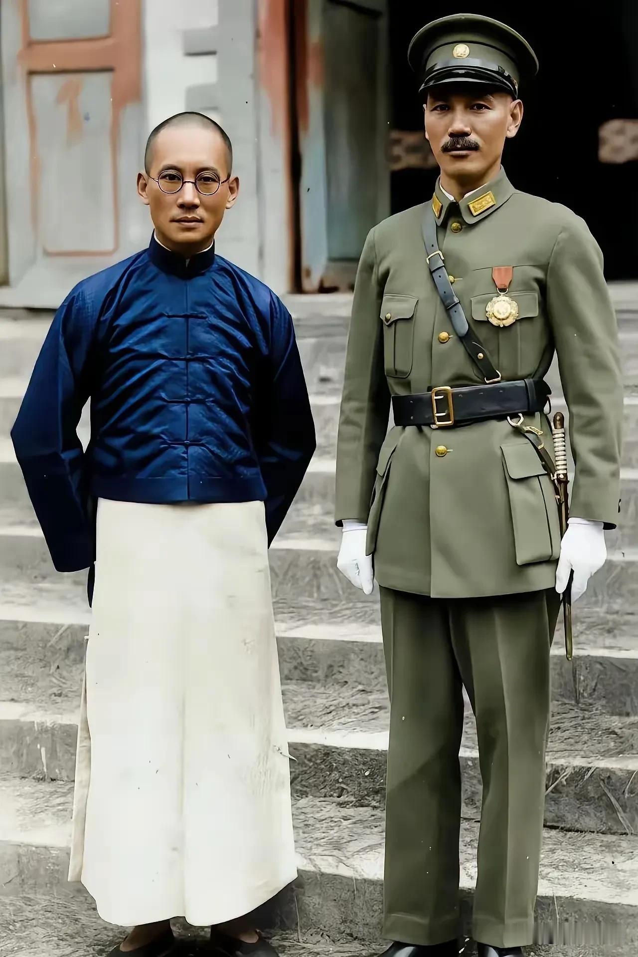 这是1930年，昆明，龙云和蒋介石的照片。蒋介石当时43岁、龙云当时46岁。
蒋