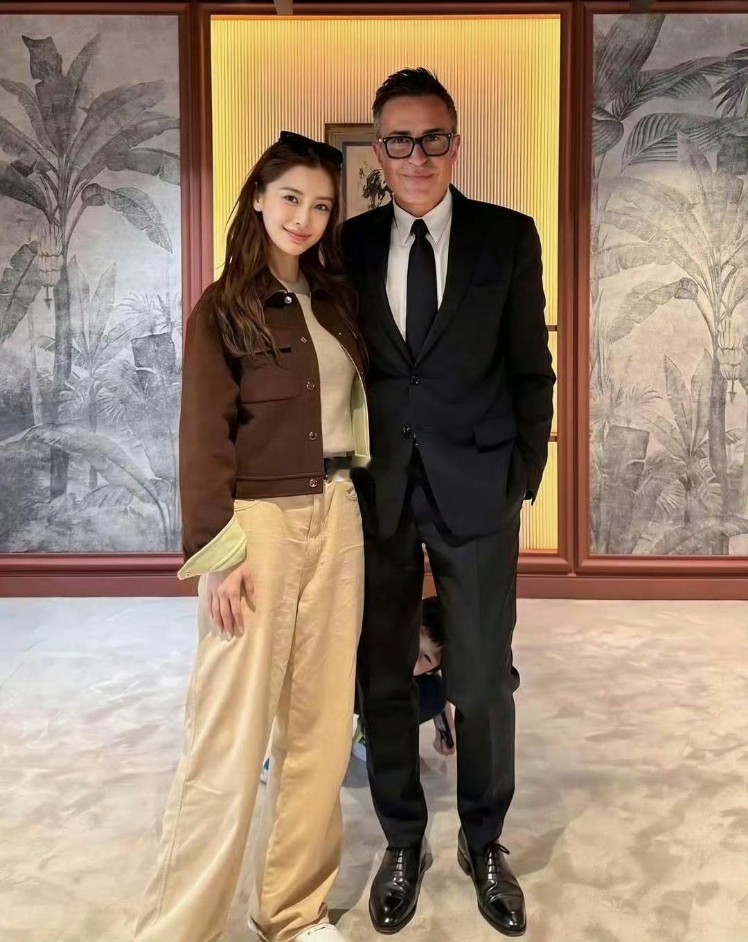 小海绵拍摄的Angelababy与爱马仕总监合影 